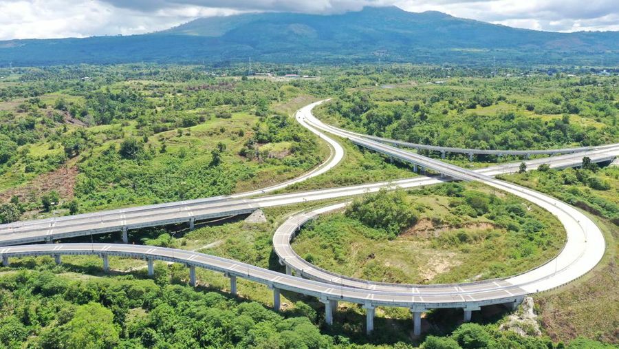 Presiden Joko Widodo (Jokowi) meresmikan empat ruas jalan tol Ruas Sigli-Banda Aceh Seksi 2 (Seulimeum – Jantho), Seksi 3 (Jantho – Indrapuri), Seksi 5 (Blang Bintang – Kuto Baro), dan Seksi 6 (Kuto Baro – Baitussalam), di Gerbang Tol Baitussalam, Provinsi Aceh, Senin (09/09/2024). (Dok.Hutama Karya)