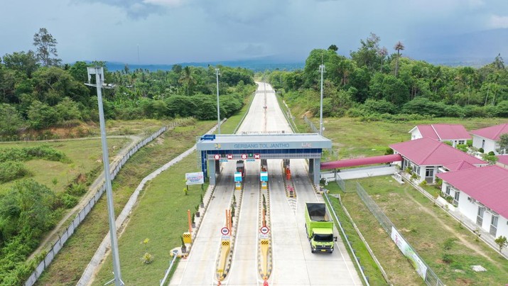 Presiden Joko Widodo (Jokowi) meresmikan empat ruas jalan tol Ruas Sigli-Banda Aceh Seksi 2 (Seulimeum – Jantho), Seksi 3 (Jantho – Indrapuri), Seksi 5 (Blang Bintang – Kuto Baro), dan Seksi 6 (Kuto Baro – Baitussalam), di Gerbang Tol Baitussalam, Provinsi Aceh, Senin (09/09/2024). (Dok.Hutama Karya)