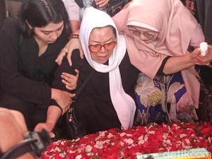 Tangis Ibunda Panjatkan Doa di Pusara Makam Puput Novel