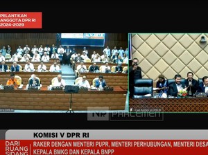Momen Basuki-Budi Karya Duet Nyanyi Rumah Kita di Rapat Komisi V DPR