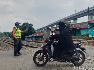 Kisah Ujang Sumarna, Sang Penjaga Perlintasan KA Tanpa Palang Pintu