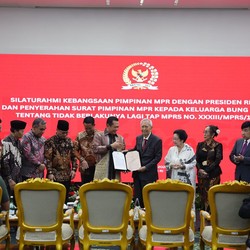 MPR Resmi Cabut TAP MPRS 33/1967, Soekarno tidak Terbukti Lindungi PKI