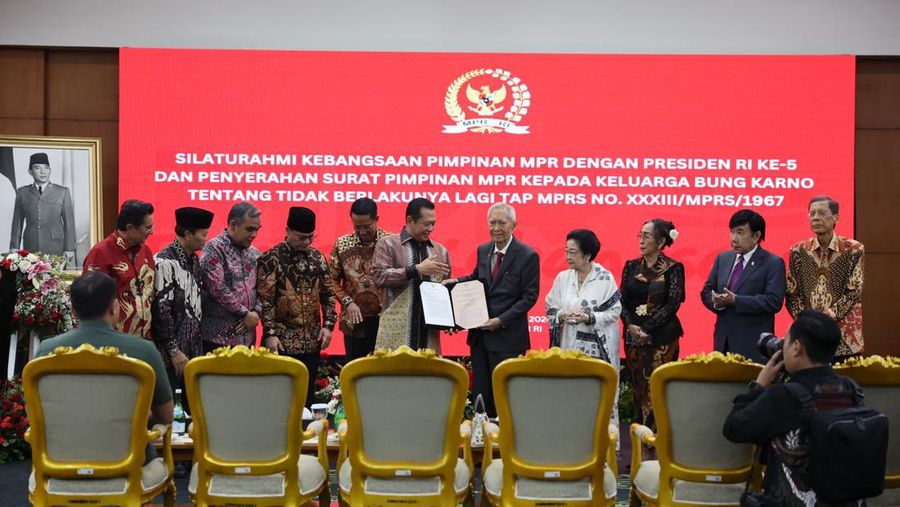 Silaturahmi kebangsaan pimpinana MPR dengan Presiden RI ke-5 dan penyerahan surat pimpinan kepada keluarga Bung Karno. (Dok. DPP PDI Perjuangan)