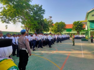 Siswa SMP di Sidoarjo Diedukasi Bahaya Kenakalan Remaja dan Kamtibmas