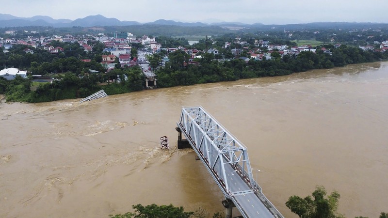 VIETNAM-CHINA-WEATHER-STORM-CLIMATE This aerial picture shows damaged buildings and debris on a street after Super Typhoon Yagi hit Ha Long, in Quang Ninh province, on September 8, 2024. Super Typhoon Yagi uproots thousands of trees, sweeps ships and boats out to sea and rips roofs off houses in northern Vietnam, after leaving a trail of destruction in southern China and the Philippines. (Photo by NHAC NGUYEN / AFP)