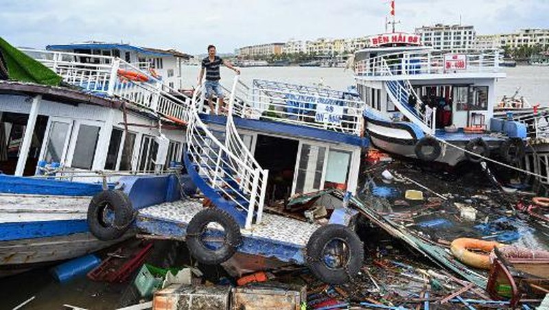 This aerial picture shows damaged buildings and debris on a street after Super Typhoon Yagi hit Ha Long, in Quang Ninh province, on September 8, 2024. Super Typhoon Yagi uproots thousands of trees, sweeps ships and boats out to sea and rips roofs off houses in northern Vietnam, after leaving a trail of destruction in southern China and the Philippines. (Photo by NHAC NGUYEN / AFP)