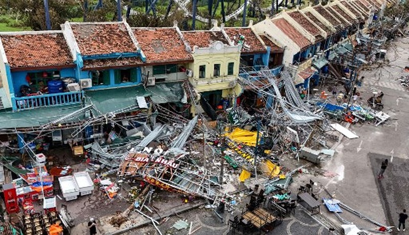 VIETNAM-CHINA-WEATHER-STORM-CLIMATE This aerial picture shows damaged buildings and debris on a street after Super Typhoon Yagi hit Ha Long, in Quang Ninh province, on September 8, 2024. Super Typhoon Yagi uproots thousands of trees, sweeps ships and boats out to sea and rips roofs off houses in northern Vietnam, after leaving a trail of destruction in southern China and the Philippines. (Photo by NHAC NGUYEN / AFP)