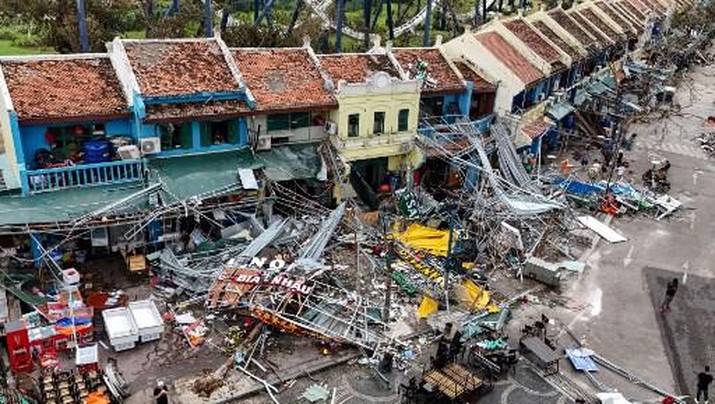 This aerial picture shows damaged buildings and debris on a street after Super Typhoon Yagi hit Ha Long, in Quang Ninh province, on September 8, 2024. Super Typhoon Yagi uproots thousands of trees, sweeps ships and boats out to sea and rips roofs off houses in northern Vietnam, after leaving a trail of destruction in southern China and the Philippines. (Photo by NHAC NGUYEN / AFP)