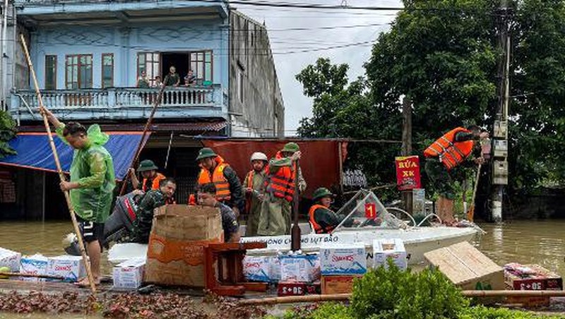 This aerial picture shows damaged buildings and debris on a street after Super Typhoon Yagi hit Ha Long, in Quang Ninh province, on September 8, 2024. Super Typhoon Yagi uproots thousands of trees, sweeps ships and boats out to sea and rips roofs off houses in northern Vietnam, after leaving a trail of destruction in southern China and the Philippines. (Photo by NHAC NGUYEN / AFP)