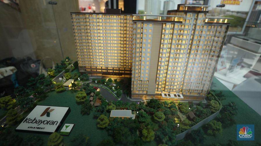 Warga mengamati miniatur rumah yang ada di kawasan Jakarta, Senin (9/9/2024). Bank Indonesia (BI) melaporkan hasil survei Harga Properti Residensial (SHPR), yang mengindikasikan bahwa harga properti residensial di pasar primer meningkat terbatas pada kuartal II-2024. (CNBC Indonesia/Tri Susilo)