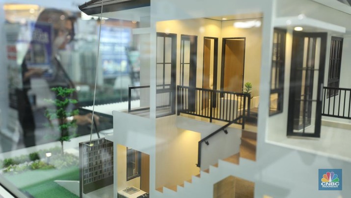 Warga mengamati miniatur rumah yang ada di kawasan Jakarta, Senin (9/9/2024). Bank Indonesia (BI) melaporkan hasil survei Harga Properti Residensial (SHPR), yang mengindikasikan bahwa harga properti residensial di pasar primer meningkat terbatas pada kuartal II-2024. (CNBC Indonesia/Tri Susilo)