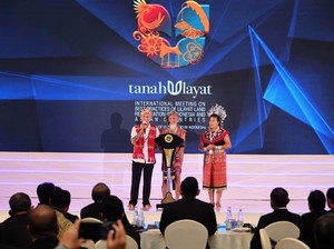 Terima Sertifikat Tanah, Tokoh Dayak Ajak Warga Jaga Wilayah