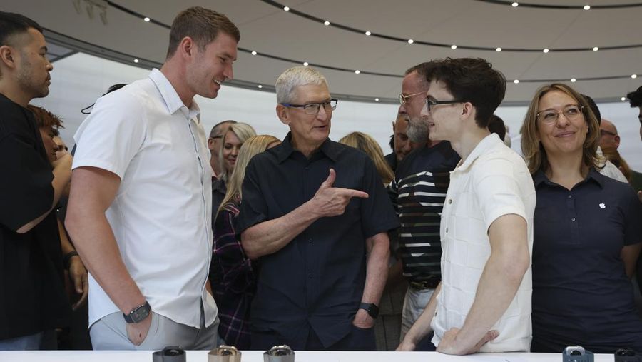 CEO Apple Tim Cook berbicara kepada para hadirin setelah mengumumkan produk baru di kantor pusat Apple, Senin, 9 September 2024, di Cupertino, California. (AP Photo/Juliana Yamada)