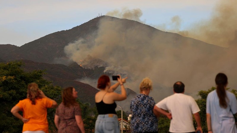 ebaran yang melanda perbukitan Trabuco di Orange County, California, Amerika Serikat (AS), Senin (9/9/2024). (REUTERS/Mike Blake)