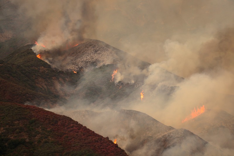ebaran yang melanda perbukitan Trabuco di Orange County, California, Amerika Serikat (AS), Senin (9/9/2024). (REUTERS/Mike Blake)