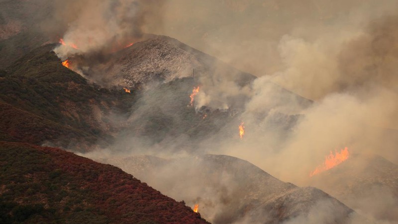 ebaran yang melanda perbukitan Trabuco di Orange County, California, Amerika Serikat (AS), Senin (9/9/2024). (REUTERS/Mike Blake)