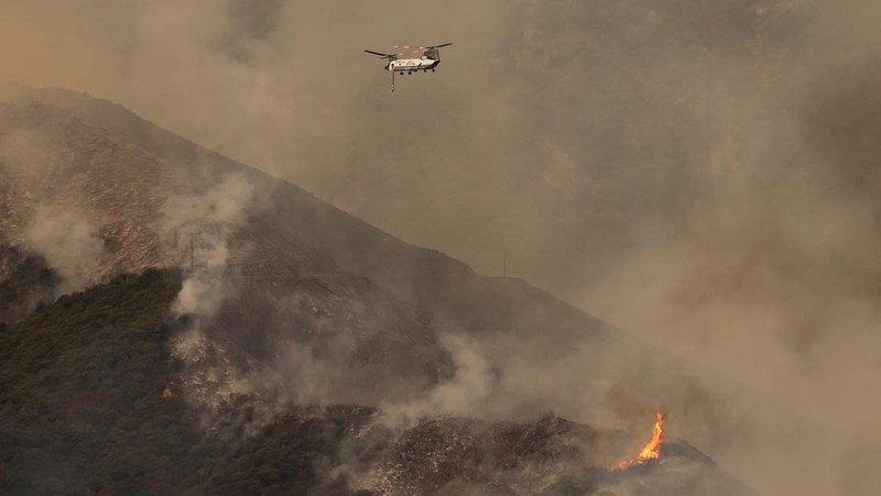 ebaran yang melanda perbukitan Trabuco di Orange County, California, Amerika Serikat (AS), Senin (9/9/2024). (REUTERS/Mike Blake)