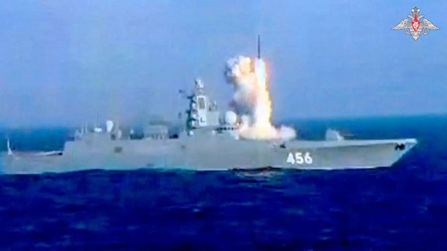 Gambar diam dari video yang dirilis oleh Kementerian Pertahanan Rusia menunjukkan fregat Laksamana Golovko menembakkan rudal jelajah Kalibr selama latihan staf dan komando strategis angkatan laut 