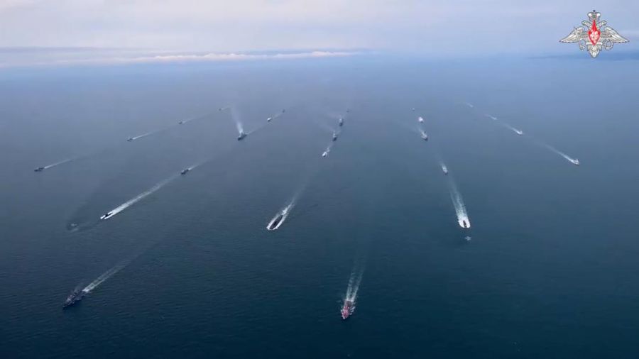 Gambar diam dari video yang dirilis oleh Kementerian Pertahanan Rusia menunjukkan kapal perang Rusia selama latihan angkatan laut staf dan komando strategis