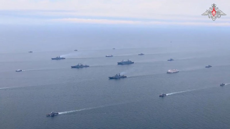 Gambar diam dari video, yang dirilis oleh Kementerian Pertahanan Rusia, menunjukkan kapal perang Rusia selama latihan komando dan staf strategis angkatan laut di laut, dalam gambar ini diambil dari rekaman yang dirilis pada 10 September 2024. (Russian Defence Ministry/Handout via REUTERS)