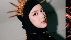 Gaya Tiara Andini Pakai Hijab Tuai Pujian, Tampil di Pembukaan PON 2024