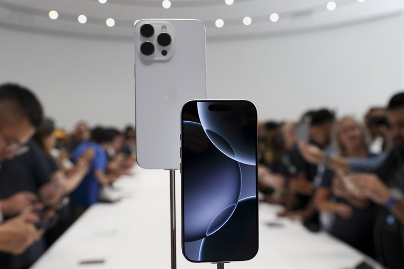 iPhone 16 baru dipamerkan selama pengumuman produk baru di kantor pusat Apple pada hari Senin, 9 September 2024, di Cupertino, California. (AP Photo/Juliana Yamada)