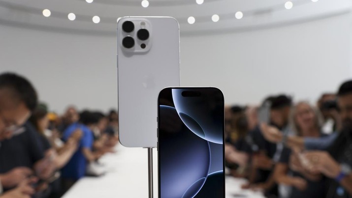 iPhone 16 baru dipamerkan selama pengumuman produk baru di kantor pusat Apple pada hari Senin, 9 September 2024, di Cupertino, California. (AP Photo/Juliana Yamada)