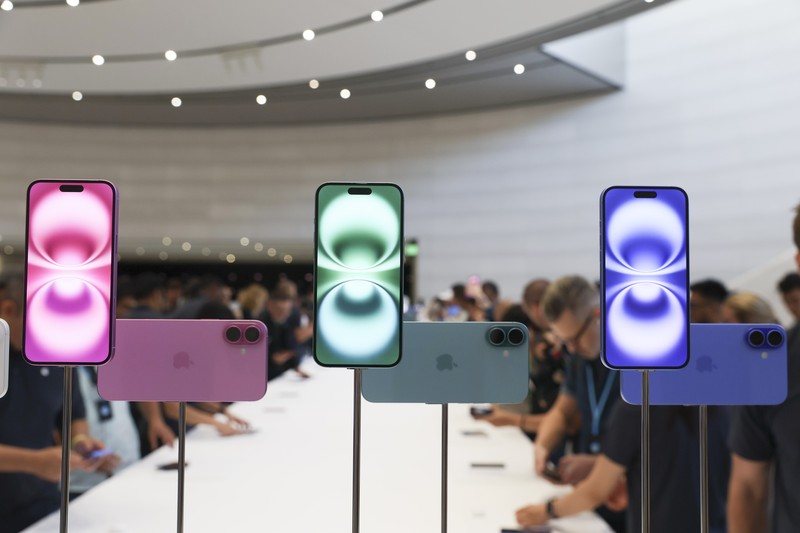 iPhone 16 baru dipamerkan selama pengumuman produk baru di kantor pusat Apple pada hari Senin, 9 September 2024, di Cupertino, California. (AP Photo/Juliana Yamada)
