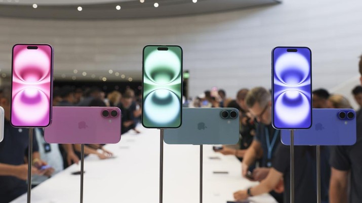 iPhone 16 baru dipamerkan selama pengumuman produk baru di kantor pusat Apple pada hari Senin, 9 September 2024, di Cupertino, California. (AP Photo/Juliana Yamada)