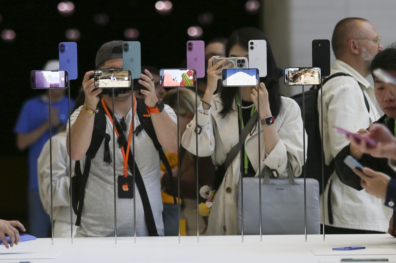 iPhone 16 baru dipamerkan selama pengumuman produk baru di kantor pusat Apple pada hari Senin, 9 September 2024, di Cupertino, California. (AP Photo/Juliana Yamada) iPhone 16 baru dipamerkan selama pengumuman produk baru di kantor pusat Apple pada hari Senin, 9 September 2024, di Cupertino, California. (AP Photo/Juliana Yamada)