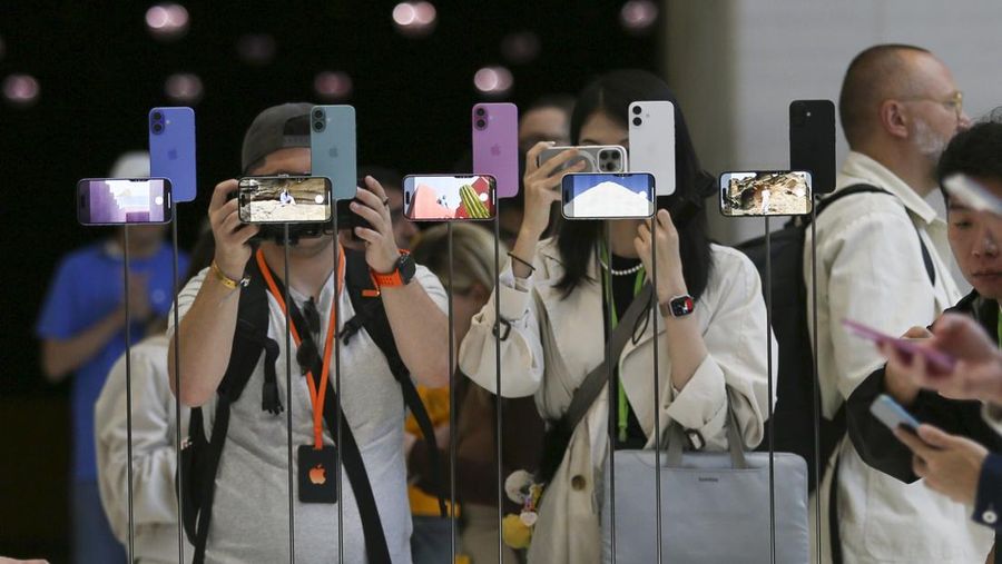 iPhone 16 baru dipamerkan selama pengumuman produk baru di kantor pusat Apple pada hari Senin, 9 September 2024, di Cupertino, California. (AP Photo/Juliana Yamada)