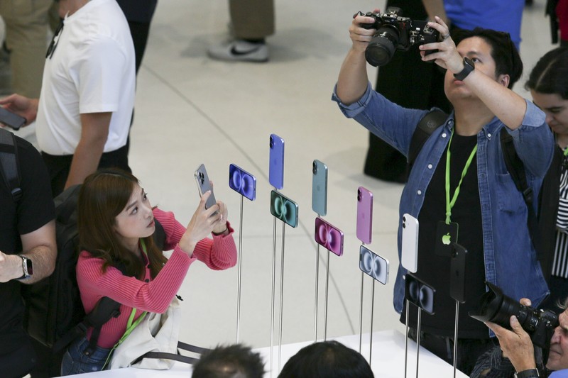 iPhone 16 baru dipamerkan selama pengumuman produk baru di kantor pusat Apple pada hari Senin, 9 September 2024, di Cupertino, California. (AP Photo/Juliana Yamada) iPhone 16 baru dipamerkan selama pengumuman produk baru di kantor pusat Apple pada hari Senin, 9 September 2024, di Cupertino, California. (AP Photo/Juliana Yamada)