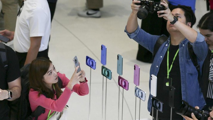iPhone 16 baru dipamerkan selama pengumuman produk baru di kantor pusat Apple pada hari Senin, 9 September 2024, di Cupertino, California. (AP Photo/Juliana Yamada)