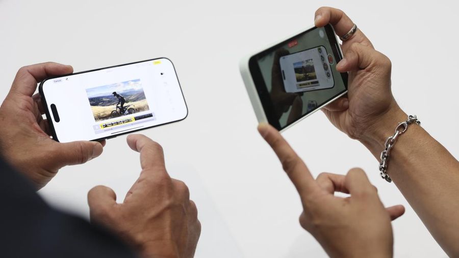 iPhone 16 baru dipamerkan selama pengumuman produk baru di kantor pusat Apple pada hari Senin, 9 September 2024, di Cupertino, California. (AP Photo/Juliana Yamada)