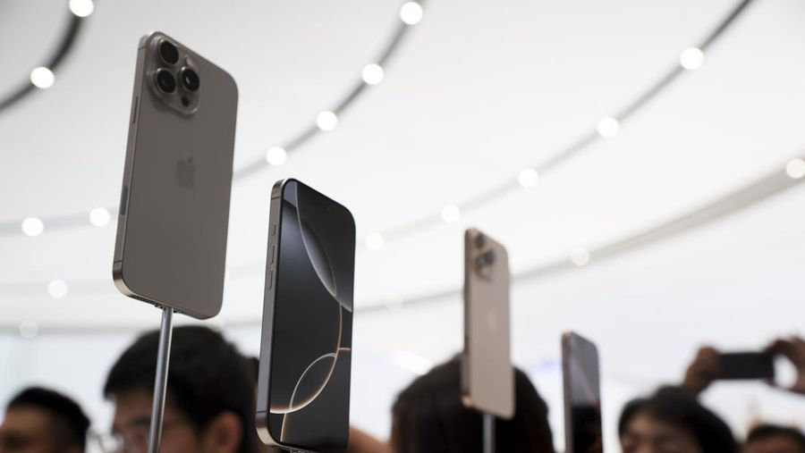 iPhone 16 baru dipamerkan selama pengumuman produk baru di kantor pusat Apple pada hari Senin, 9 September 2024, di Cupertino, California. (AP Photo/Juliana Yamada)