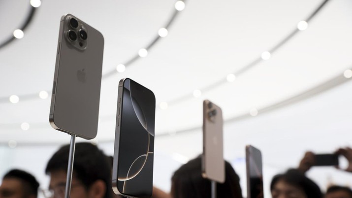 iPhone 16 baru dipamerkan selama pengumuman produk baru di kantor pusat Apple pada hari Senin, 9 September 2024, di Cupertino, California. (AP Photo/Juliana Yamada)