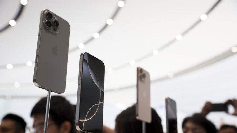 iPhone 16 baru dipamerkan selama pengumuman produk baru di kantor pusat Apple pada hari Senin, 9 September 2024, di Cupertino, California. (AP Photo/Juliana Yamada)