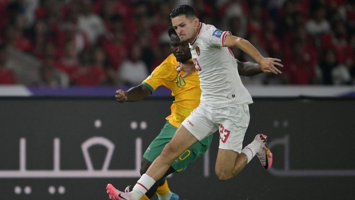 Justin Hubner (Kanan) berlari membawa bola melewati Nestory Irankunda pemain Australia selama pertandingan sepak bola kualifikasi Piala Dunia FIFA 2026 Asia antara Indonesia dan Australia di Stadion Gelora Bung Karno di Jakarta pada 10 September 2024. Justin Hubner (Kanan) berlari membawa bola melewati Nestory Irankunda pemain Australia selama pertandingan sepak bola kualifikasi Piala Dunia FIFA 2026 Asia antara Indonesia dan Australia di Stadion Gelora Bung Karno di Jakarta pada 10 September 2024. (Photo by BAY ISMOYO / AFP)