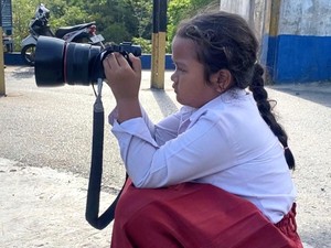 Viral Siswi Kelas 2 SD di Ciamis Jago Motret Bak Fotografer Pro