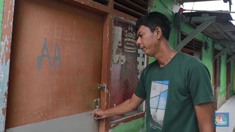 Lili salah satu pengelola kontrakan mengecek pintu kontrakanya di Kawasan Cikupa, Tangeran, Banten, Selasa (10/9/2024). (CNBC Indonesia/Muhammad Sabki)