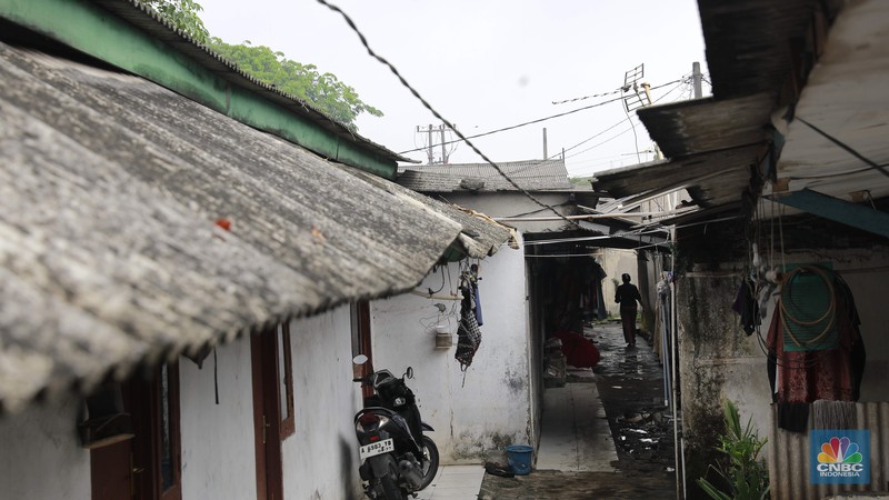 Lili salah satu pengelola kontrakan mengecek pintu kontrakanya di Kawasan Cikupa, Tangeran, Banten, Selasa (10/9/2024). Lili salah satu pengelola kontrakan mengecek pintu kontrakanya di Kawasan Cikupa, Tangeran, Banten, Selasa (10/9/2024). (CNBC Indonesia/Muhammad Sabki)