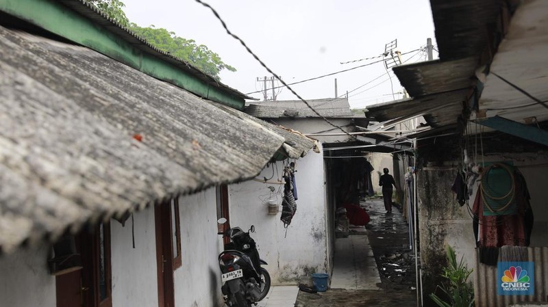 Lili salah satu pengelola kontrakan mengecek pintu kontrakanya di Kawasan Cikupa, Tangeran, Banten, Selasa (10/9/2024). (CNBC Indonesia/Muhammad Sabki)