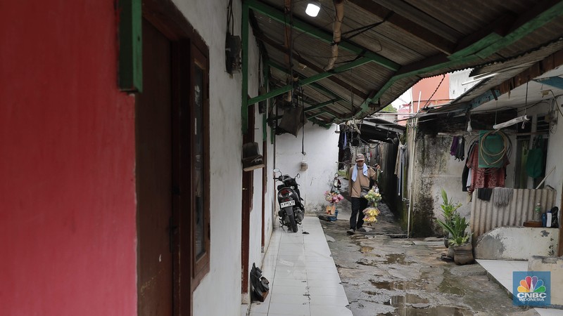 Lili salah satu pengelola kontrakan mengecek pintu kontrakanya di Kawasan Cikupa, Tangeran, Banten, Selasa (10/9/2024). Lili salah satu pengelola kontrakan mengecek pintu kontrakanya di Kawasan Cikupa, Tangeran, Banten, Selasa (10/9/2024). (CNBC Indonesia/Muhammad Sabki)