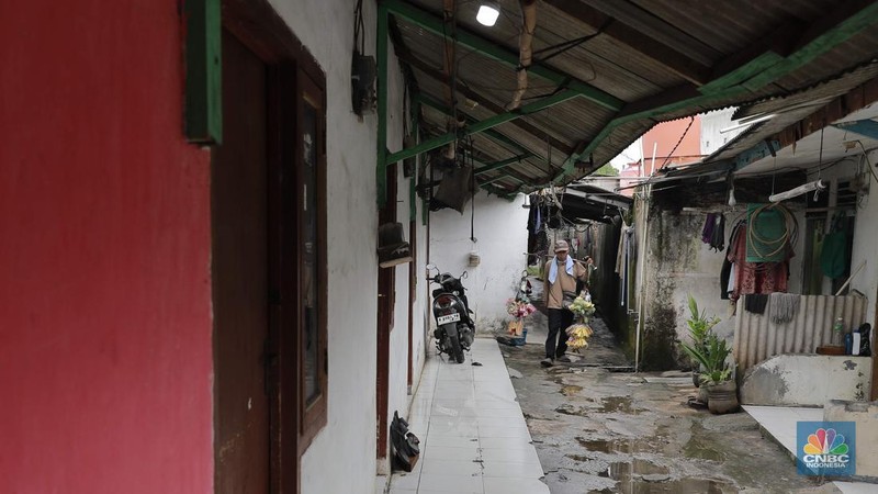 Lili salah satu pengelola kontrakan mengecek pintu kontrakanya di Kawasan Cikupa, Tangeran, Banten, Selasa (10/9/2024). (CNBC Indonesia/Muhammad Sabki)