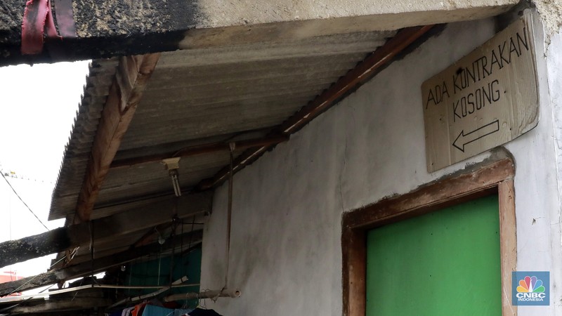 Lili salah satu pengelola kontrakan mengecek pintu kontrakanya di Kawasan Cikupa, Tangeran, Banten, Selasa (10/9/2024). Lili salah satu pengelola kontrakan mengecek pintu kontrakanya di Kawasan Cikupa, Tangeran, Banten, Selasa (10/9/2024). (CNBC Indonesia/Muhammad Sabki)