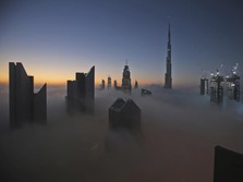 Matahari terbit di atas cakrawala kota dengan Burj Khalifa, gedung tertinggi di dunia, pada hari berkabut di Dubai, Uni Emirat Arab. (AP Photo/Kamran Jebreili/File Foto)