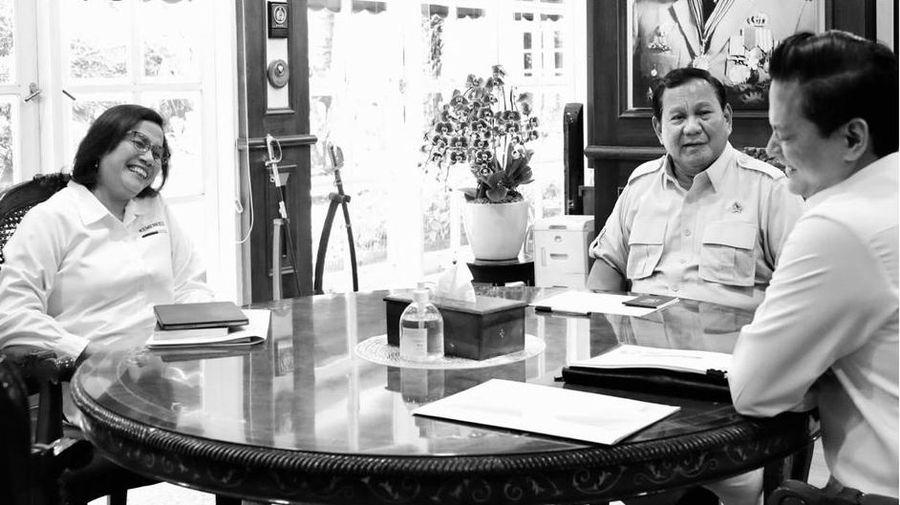 Menteri Keuangan, Sri Mulyani dan Wakil Menteri Keuangan, Thomas Djiwandono mengunjungi kediaman Prabowo Subianto untuk berdiskusi mendalam tentang ekonomi Indonesia ke depan. (Instagram @prabowo)