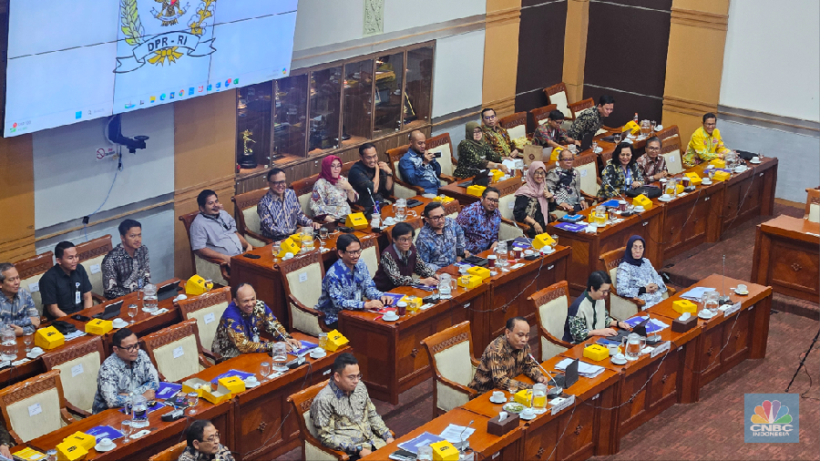 Menteri Komunikasi dan Informatika Budi Arie saat Raker bersama Komisi I DPR RI, di Jakarta, Selasa (10/9/2024). (CNBC Indonesia/Intan Rakhmayanti Dewi)