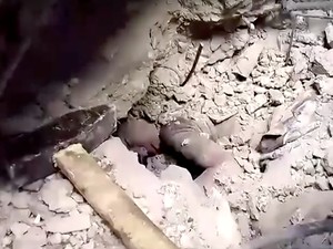Video Tim SAR Palestina Cari Warga Tertimbun Seusai Serangan Israel