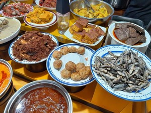 Meskipun Sederhana, Warung Nasi Ini Punya Lauk Minang yang Juara Lezatnya